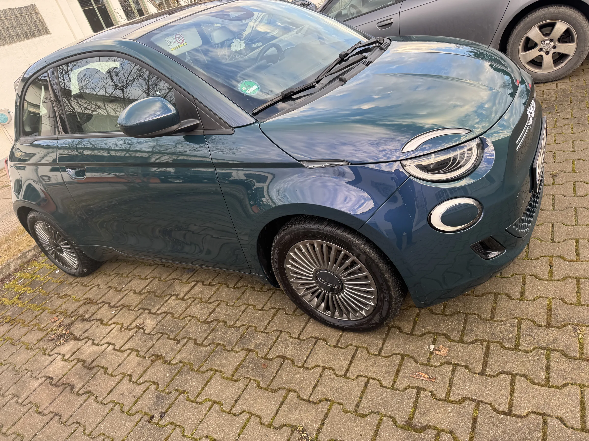 Dunkelgrüner Fiat 500 nach der Lackierung – Augsburg