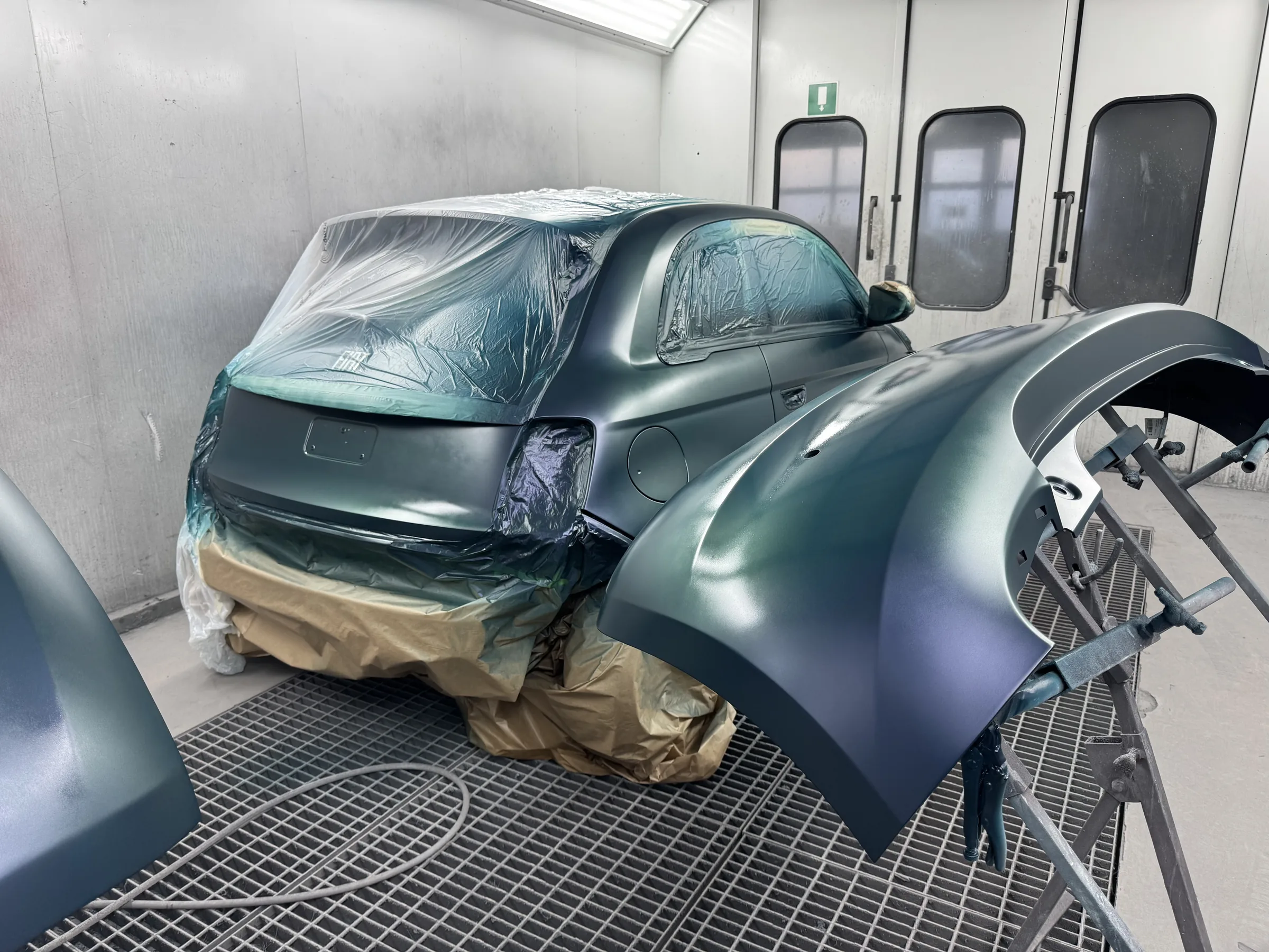 Fahrzeug wird in der Spritzkabine dunkelgrün lackiert – Cataldo Augsburg