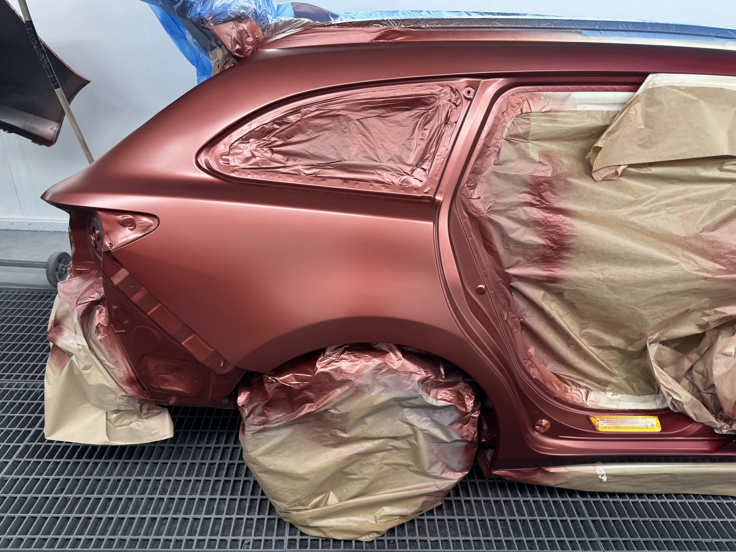 Roter Kombi in der Lackierkabine, abgeklebt für die Teillackierung – Augsburg