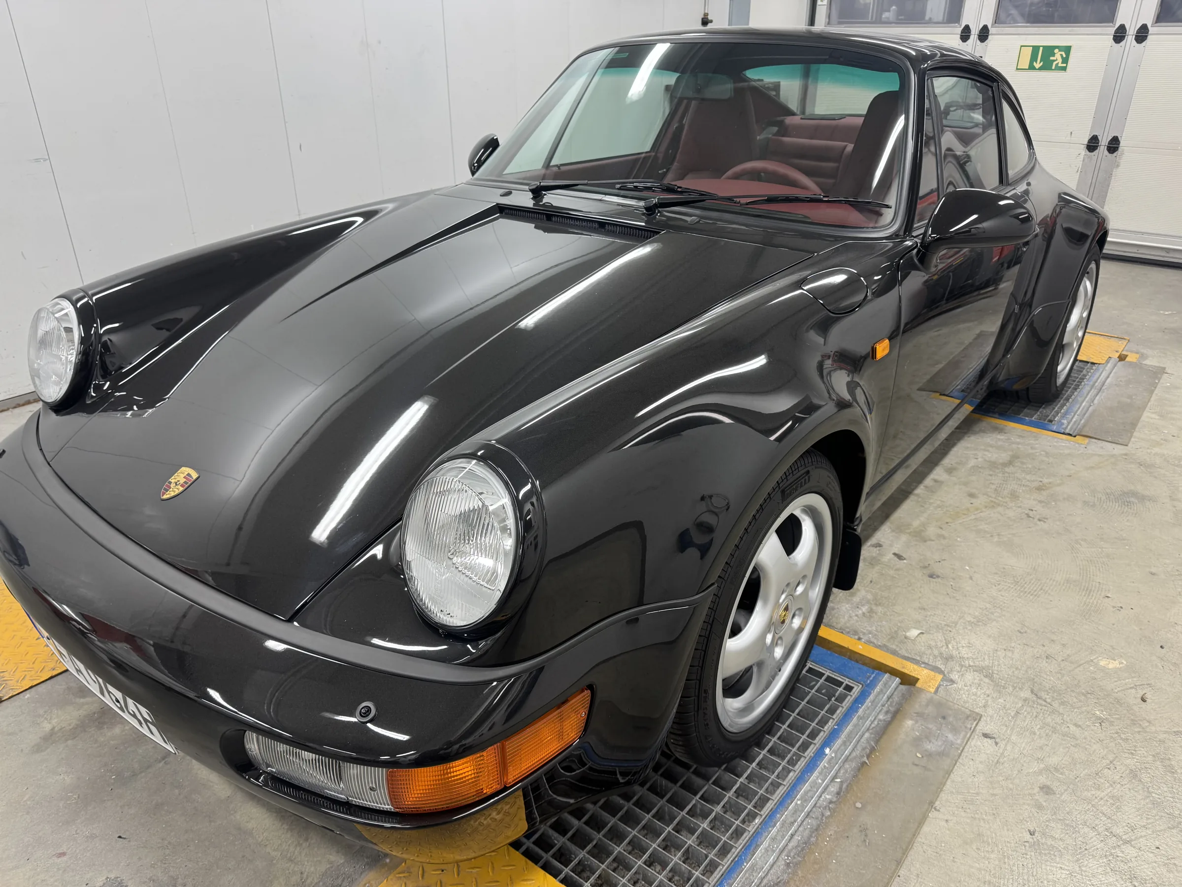 Porsche 911 auf der Hebebühne in der Werkstatt in Augsburg