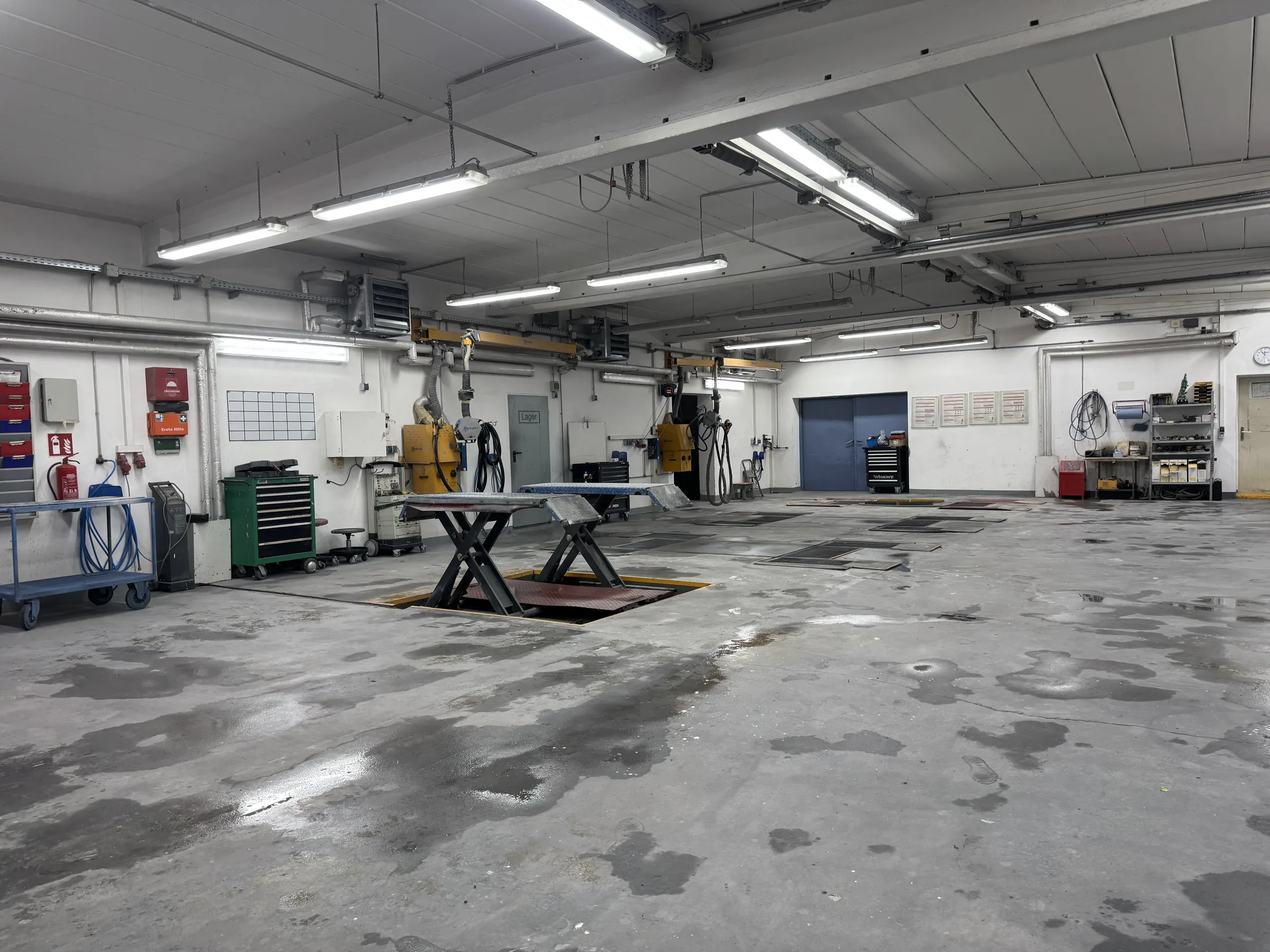 Werkstatt mit Hebebühnen – Cataldo Karosserie & Service Augsburg
