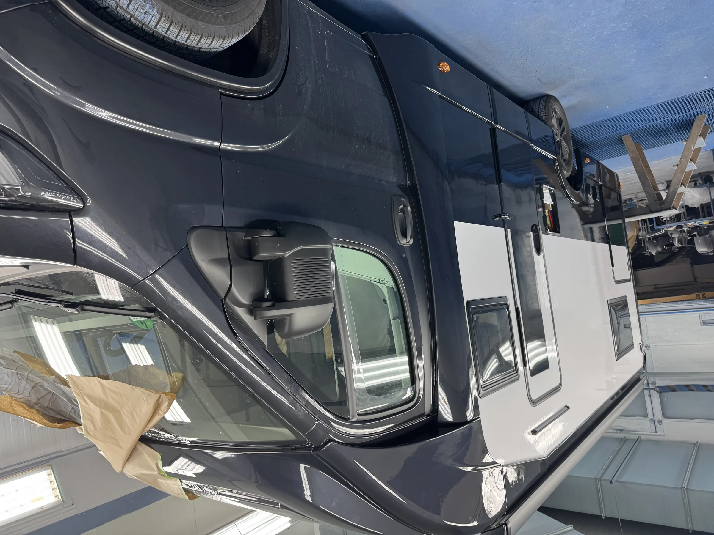 Wohnmobil in der Werkstatt, Front in Arbeit – Cataldo Augsburg